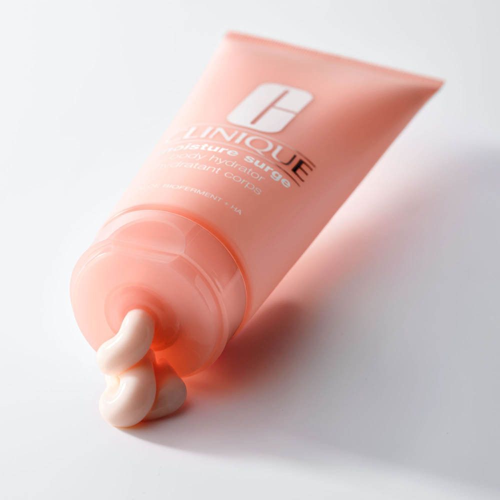 Clinique Moisture Surge Body Hydrator Tube, leicht geöffnet.