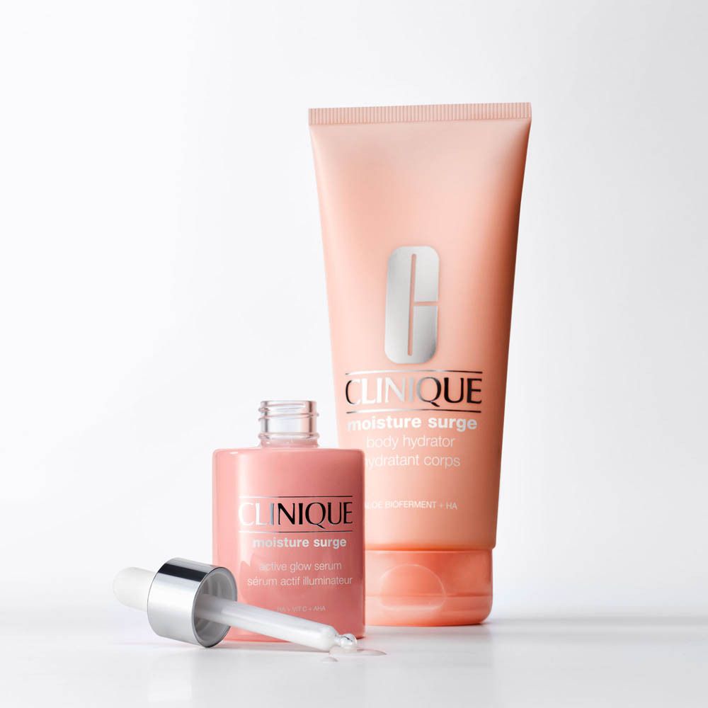 Frau mit Clinique Moisture Surge Body Hydrator Tube.