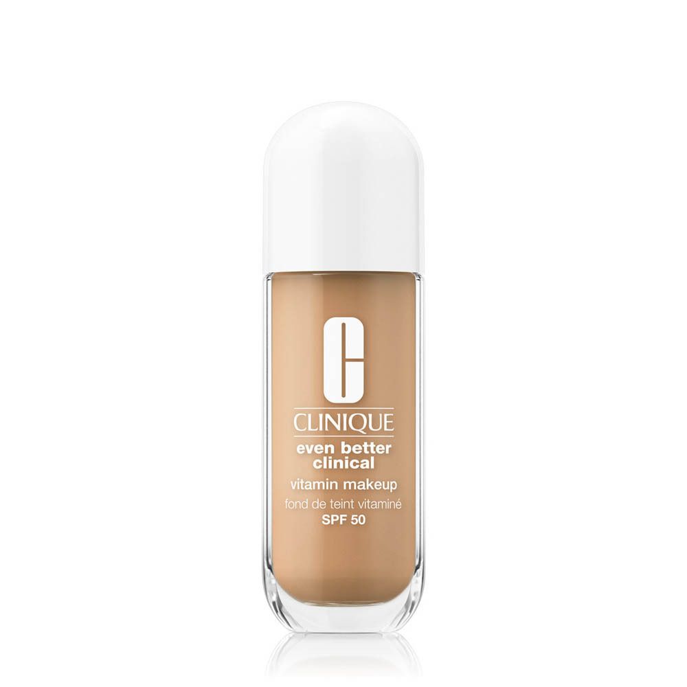 Flacon de fond de teint. Bouchon blanc, base transparente. Inscription : Clinique Even Better Clinical Vitamin Makeup SPF 50.