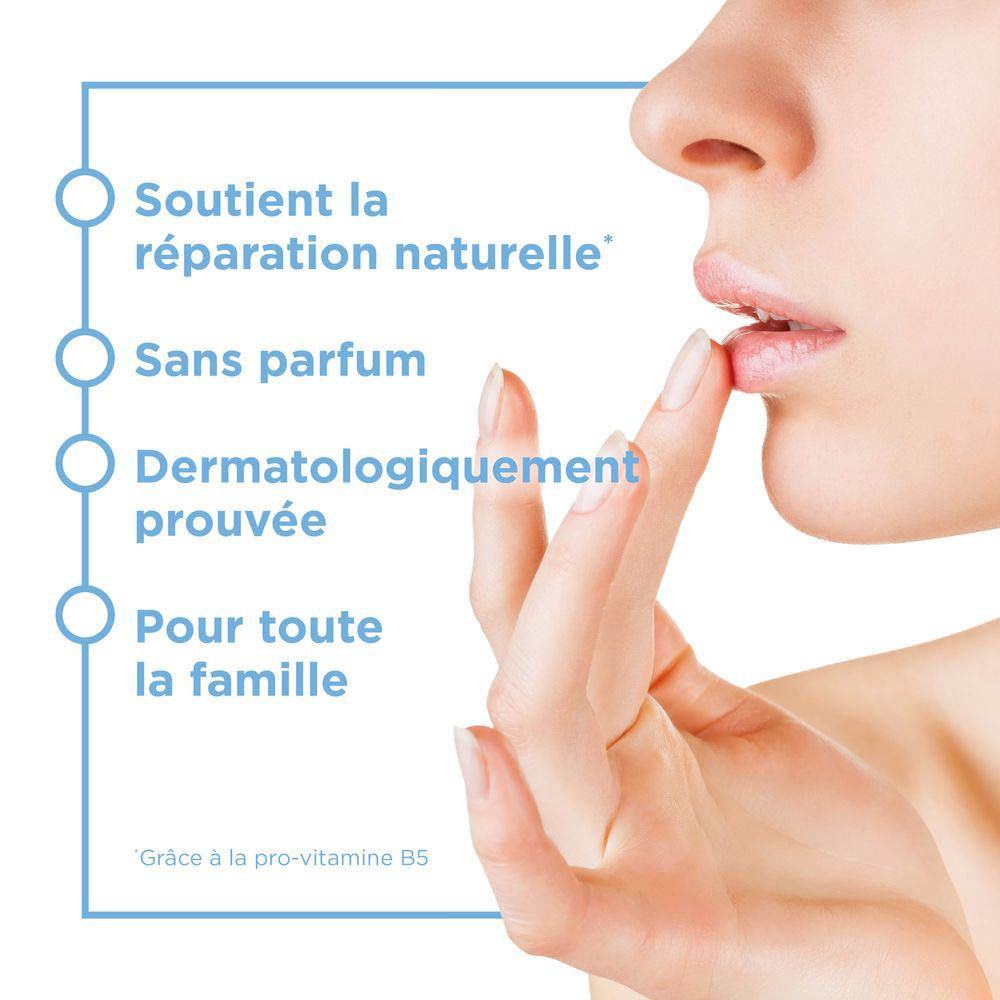 Gros plan femme appliquant crème. Texte: Soutient la réparation naturelle.