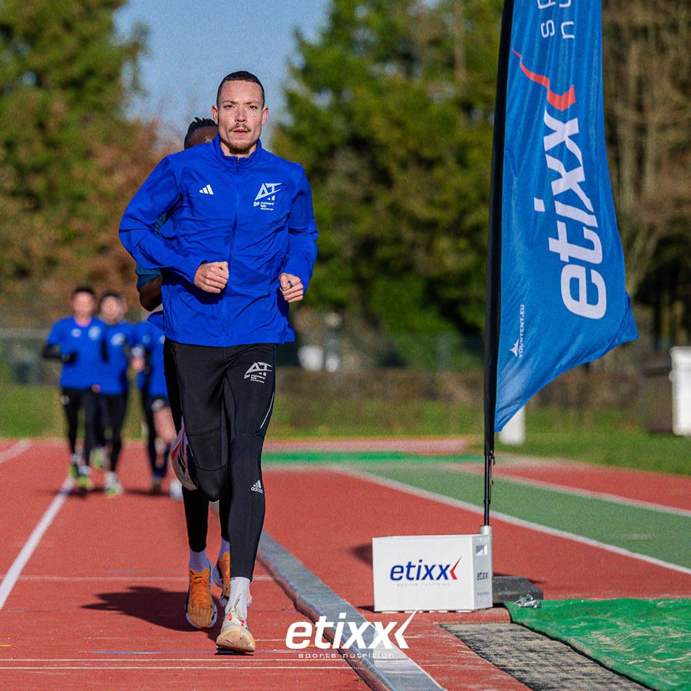 Barre énergétique Etixx individuelle. Inscription: Energy Bar, Red Fruits, + Sodium. Avec autocollant 'New 10+2 Free'.