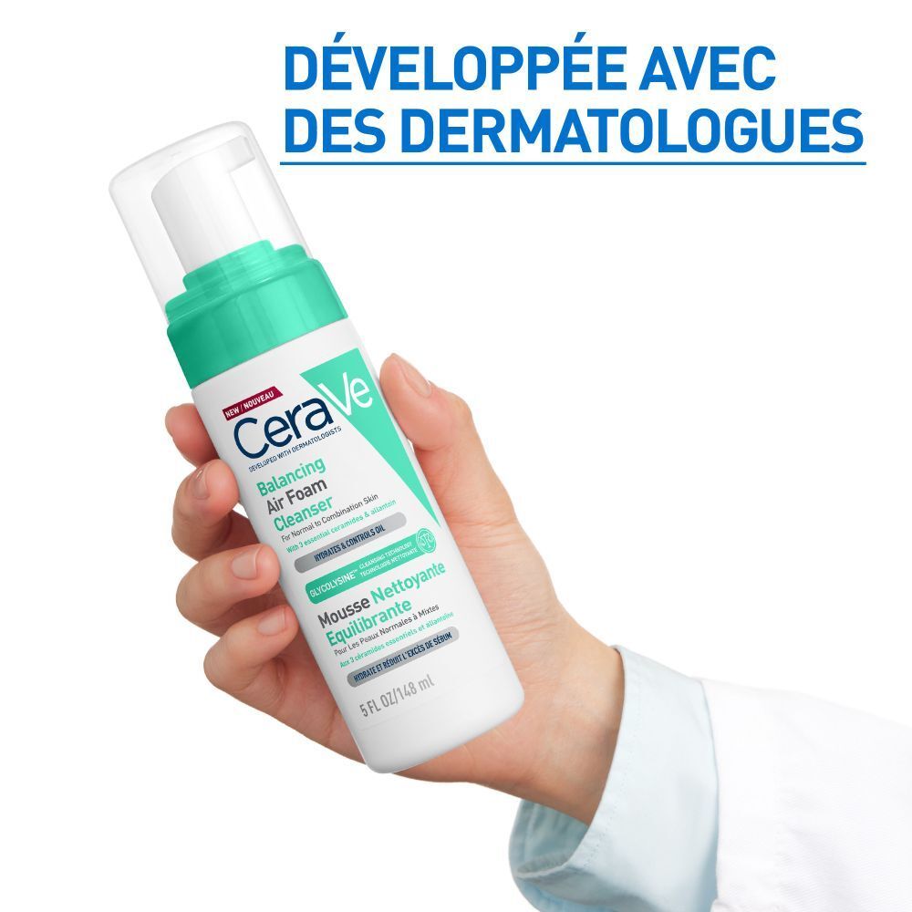 Main tenant CeraVe Balancing Air Foam Cleanser. Flacon blanc, bouchon vert.