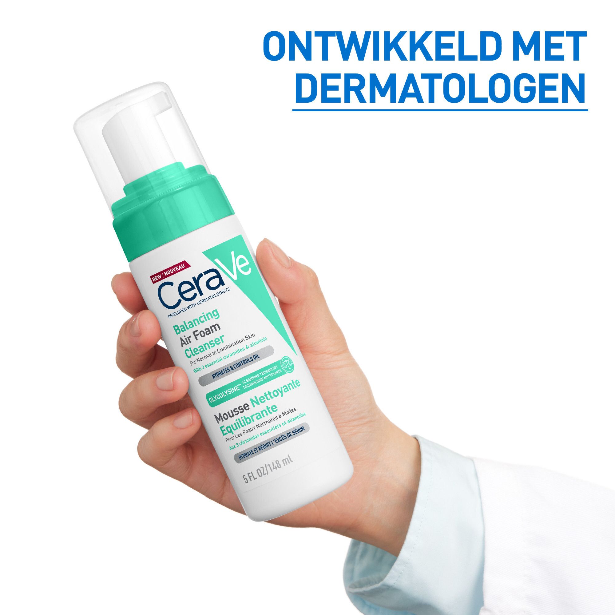 Hand die CeraVe Balancing Air Foam Cleanser vasthoudt. Witte fles met groene dop.
