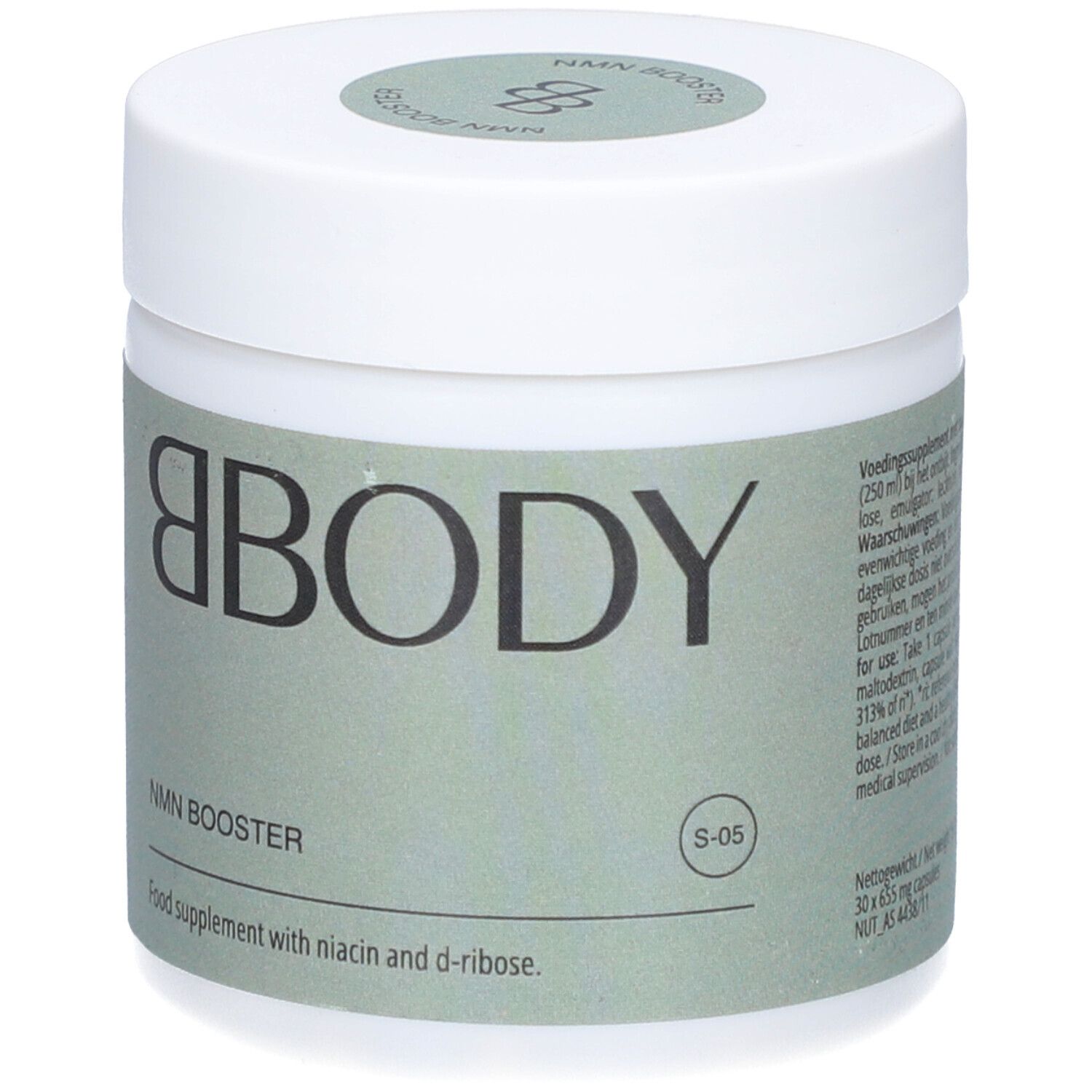 Weißes Produktglas mit grünem Etikett. Aufschrift: BBODY, NMN Booster. Nahrungsergänzungsmittel mit Niacin und D-Ribose.