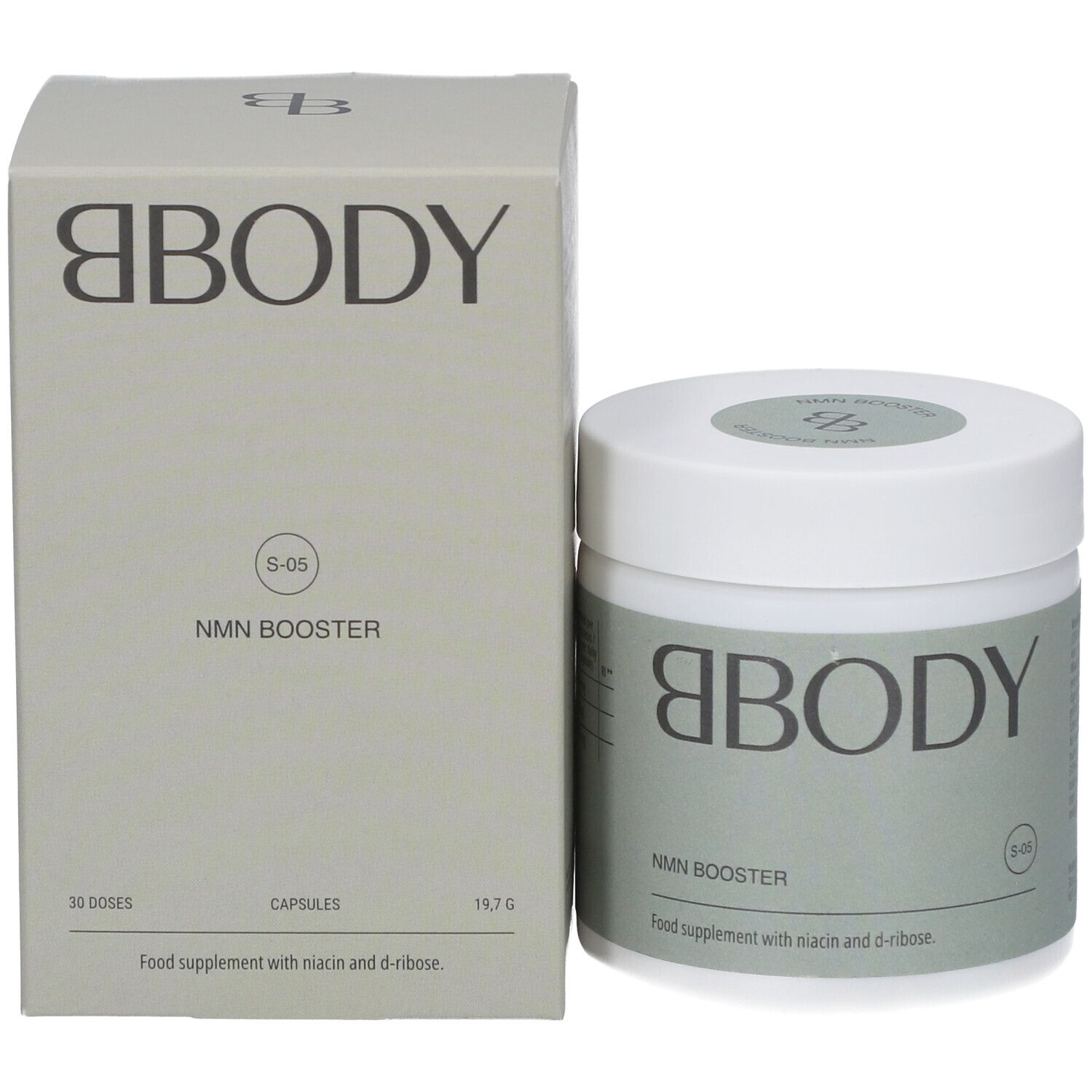 Produktglas und Karton. Aufschrift: BBODY, NMN Booster. 30 Dosen, 19,7g. Nahrungsergänzungsmittel mit Niacin und D-Ribose.