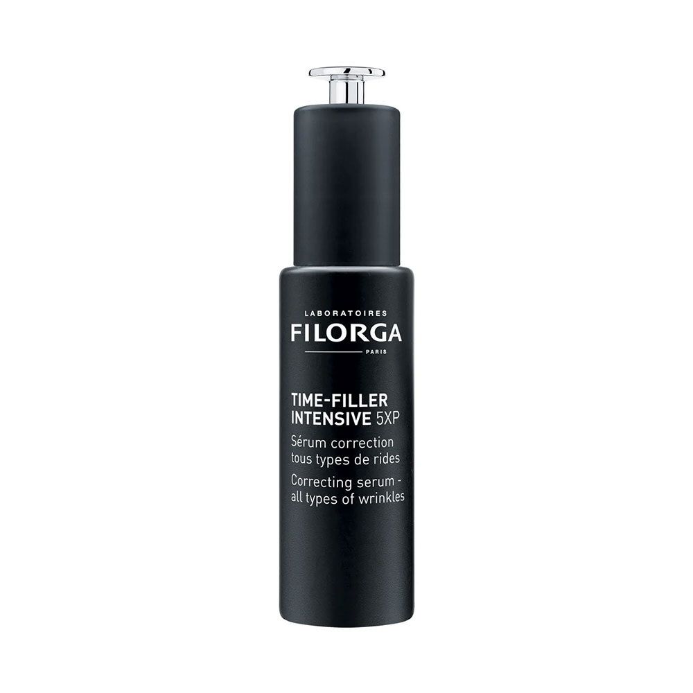 Flacon noir avec bouchon argenté. Nom du produit : Time-Filler Intensive 5XP Sérum. Texte en français et anglais.