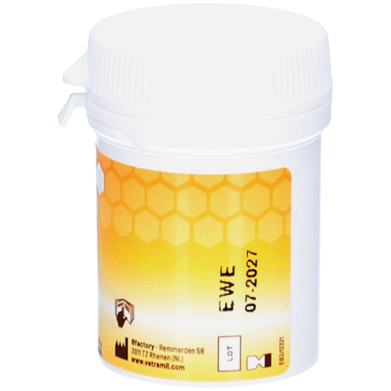 Weiße Dose mit gelb-orangefarbenem Etikett. Aufdruck: EWE 07-2027. Herstelleradresse.