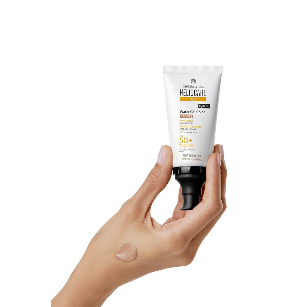 Hand met tube Heliocare 360° Water Gel Color Bronze SPF50+. Product aangebracht.