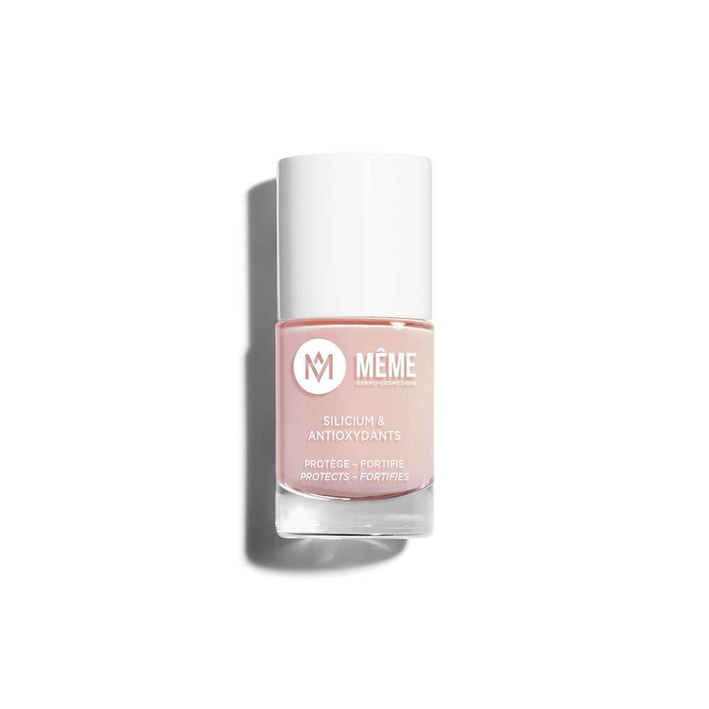 Flacon de vernis à ongles rose avec bouchon blanc. Inscription : MÊME, Silicium & Antioxydants. Protège et fortifie.