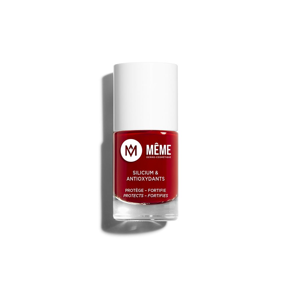 Rode nagellakfles met witte dop. Opschrift: MÊME, Silicium & Antioxydants. Beschermt en versterkt de nagels.