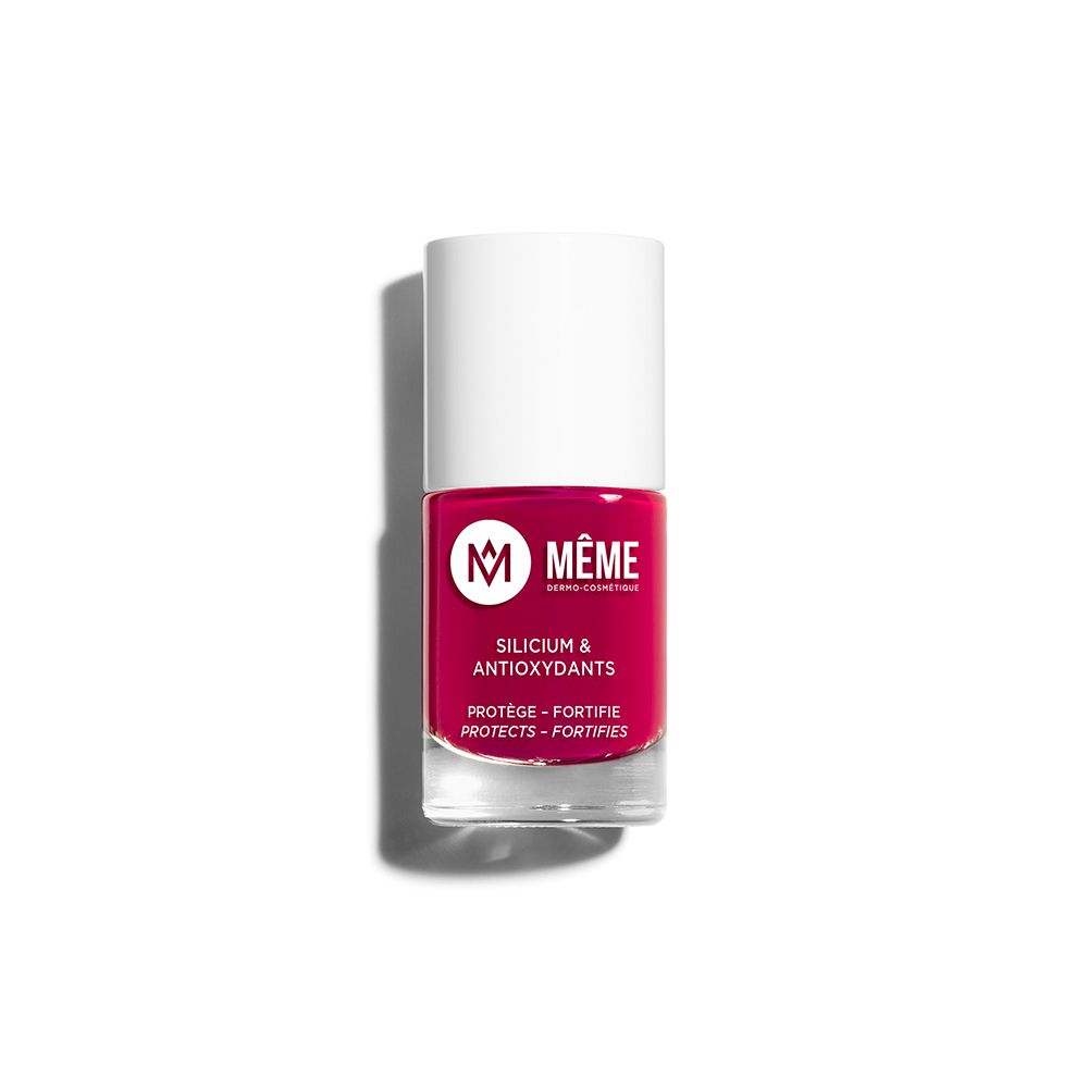 Flacon de vernis à ongles rouge avec bouchon blanc. Inscription: MÊME, Silicium & Antioxydants. Protège et fortifie.