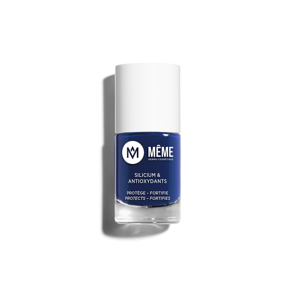 Flacon de vernis à ongles bleu foncé. Bouchon blanc, nom du produit et ingrédients sur l'étiquette.