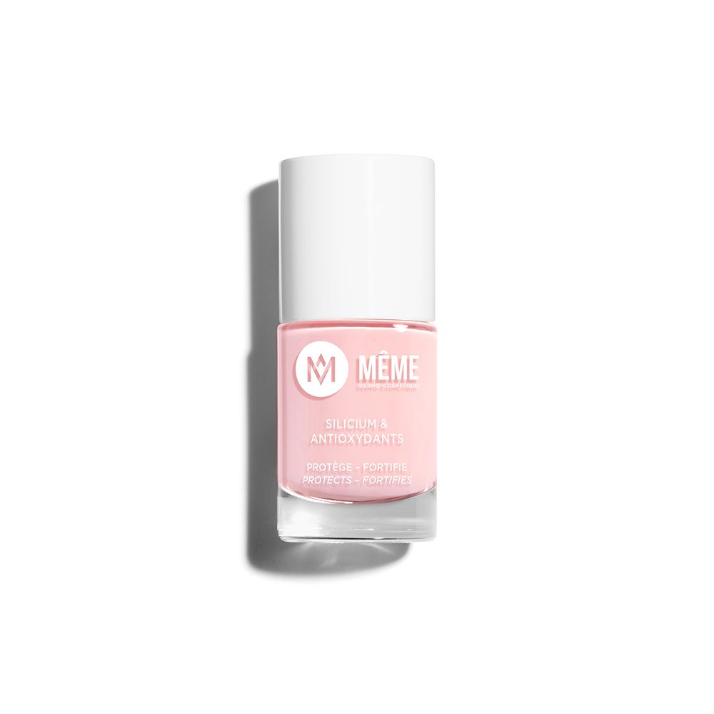 Flacon de vernis à ongles rose avec bouchon blanc. Inscription : MÊME, Silicium & Antioxydants. PRESTIGE - FORTIFIE. PROTECTS - FORTIFIES.