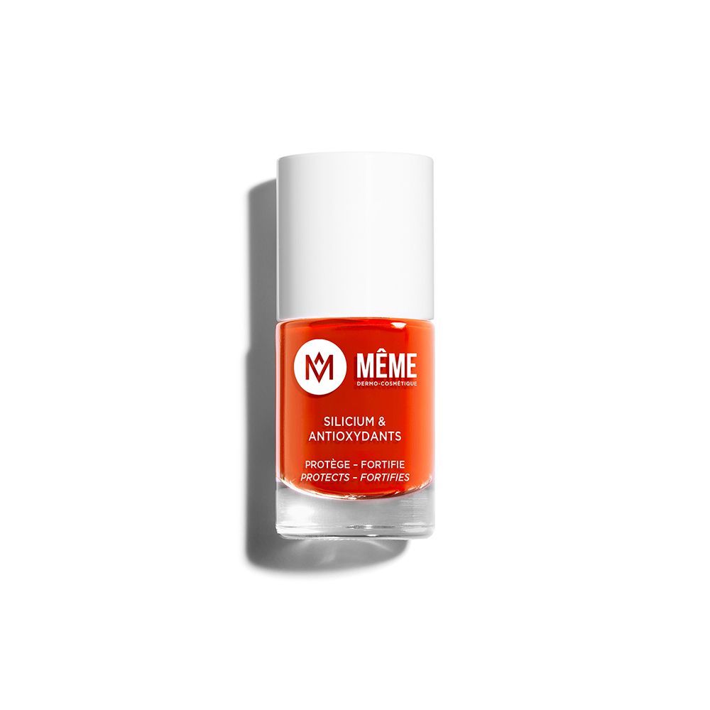 Flacon de vernis à ongles rouge, bouchon blanc. Inscription: MÊME, Silicium & Antioxydants. PROTECTS - FORTIFIES.