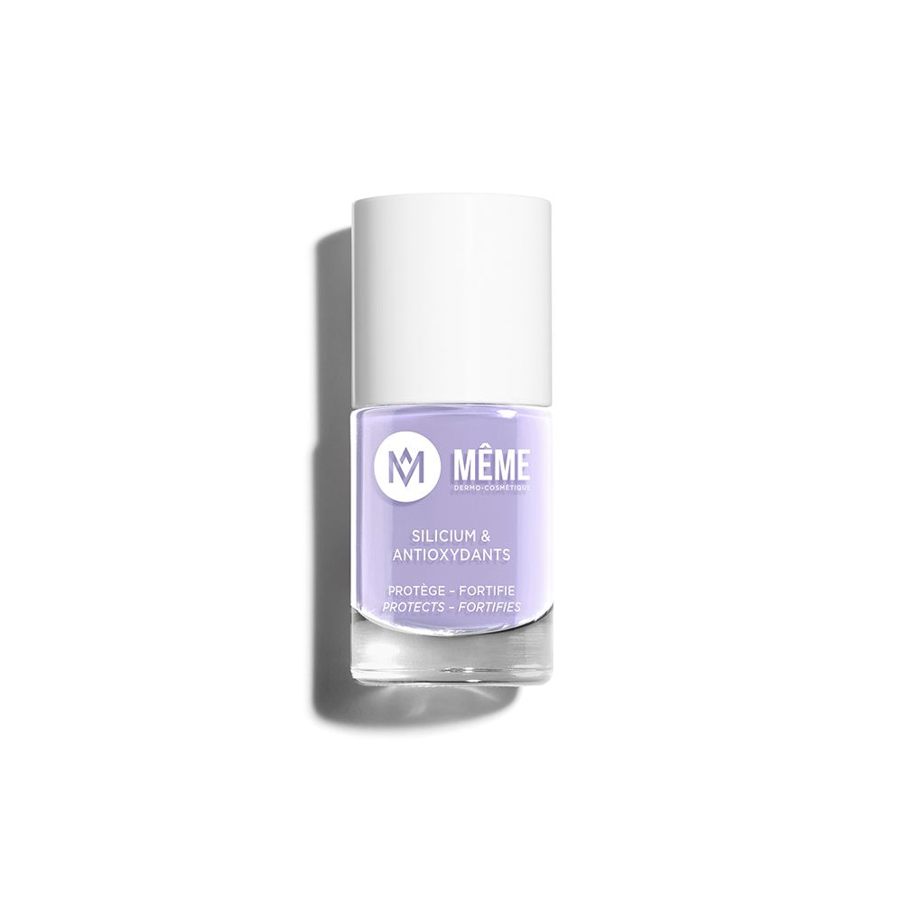 Flacon de vernis à ongles lilas. Marque MÊME. Inscription: Silicium & Antioxydants. Protège et fortifie les ongles.