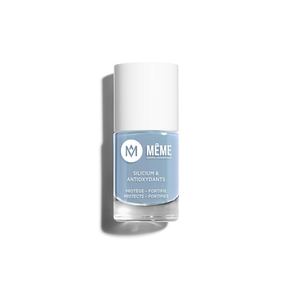 Flacon de vernis à ongles bleu clair MÊME. Inscription: Silicium & Antioxydants. Protège et fortifie.