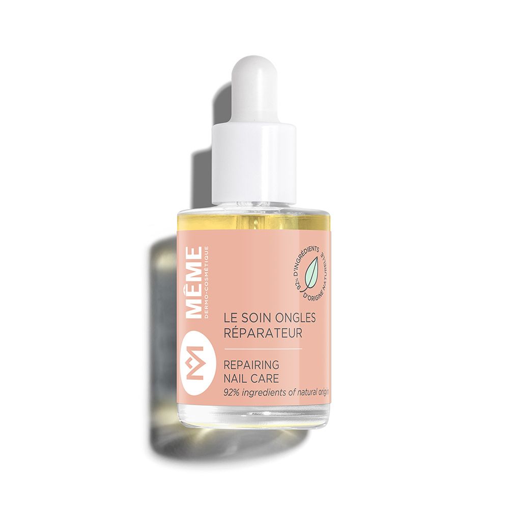 Flacon en verre avec pipette. Étiquette avec texte: LE SOIN ONGLES RÉPARATEUR, REPAIRING NAIL CARE, 92% ingrédients d'origine naturelle.