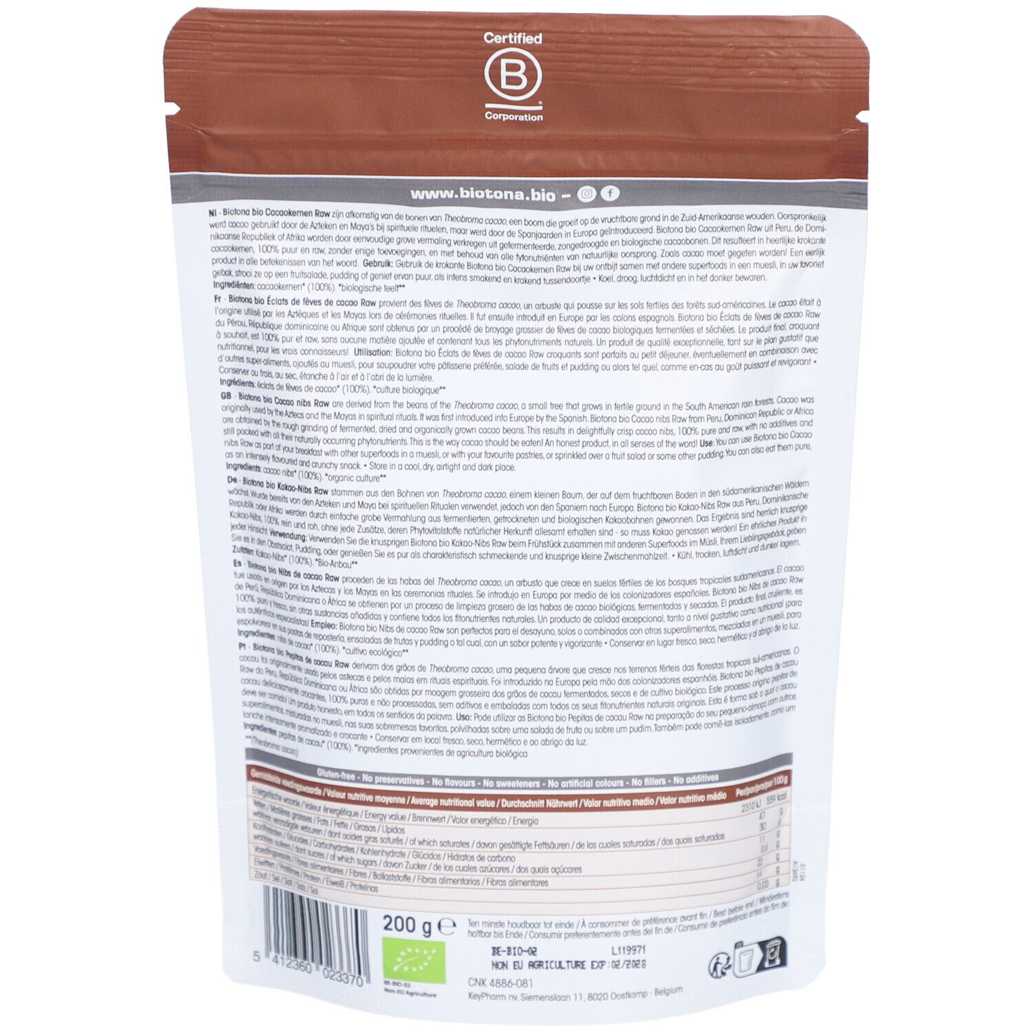 Achterkant verpakking Biotona Bio Kakaonibs. Tekst in meerdere talen. Boven: Certified B Corporation. Onder: 200g, diverse logo's.