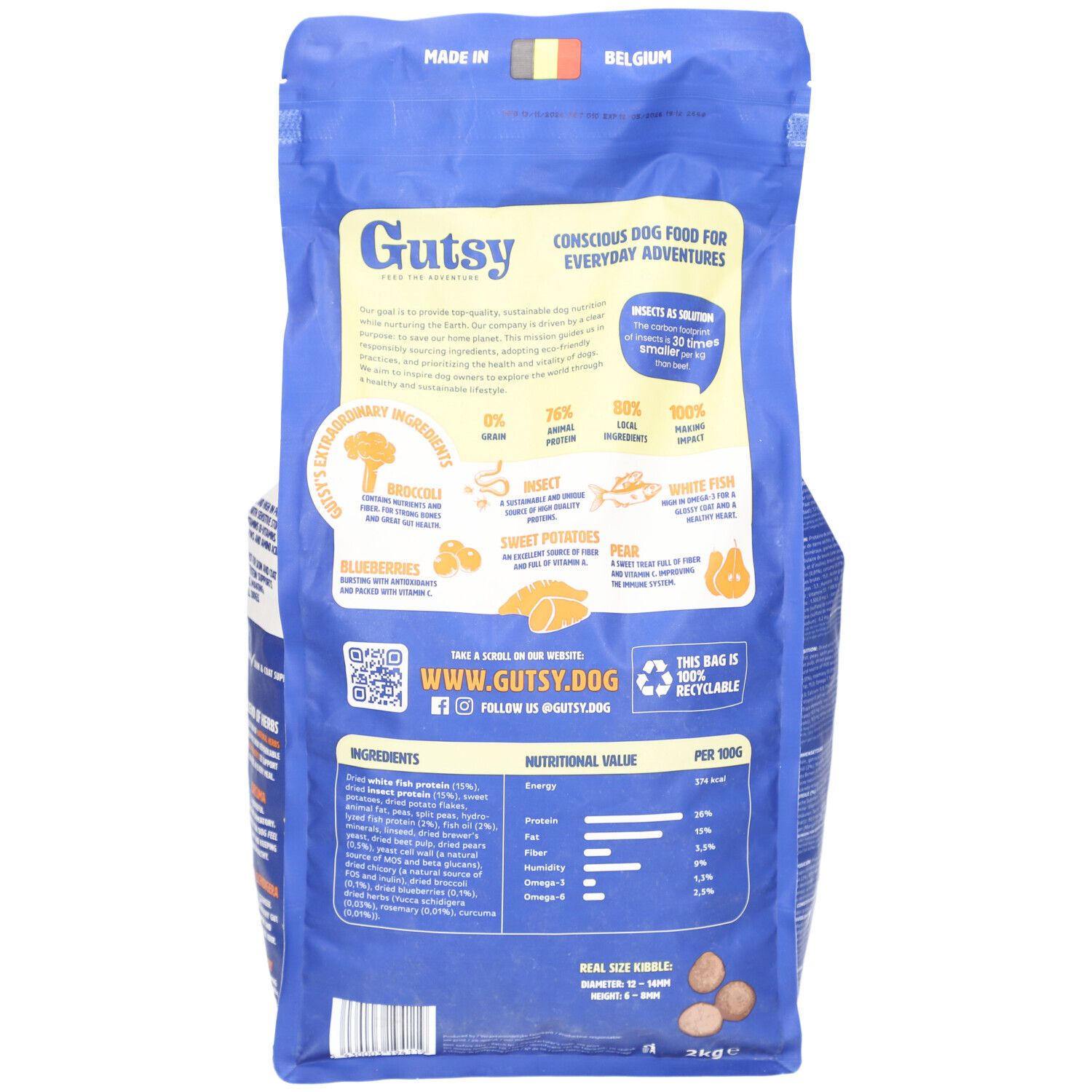 Rückseite der blauen "Gutsy"-Tüte. Text: "Conscious dog food for everyday adventures". Zutaten, Nährwerte, QR-Code.