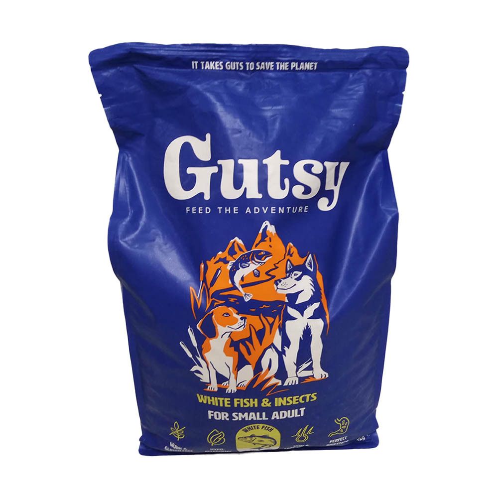 Blauer Beutel mit Gutsy-Logo und Abbildung von Hund, Fisch und Berg. Text: White Fish & Insects for Small Adult.