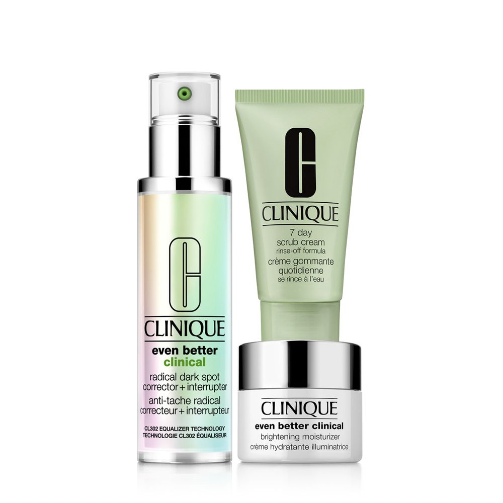 Drei Hautpflegeprodukte: Flasche, Tube und Tiegel. Produkte mit Clinique-Logo. Text: Even Better Clinical.
