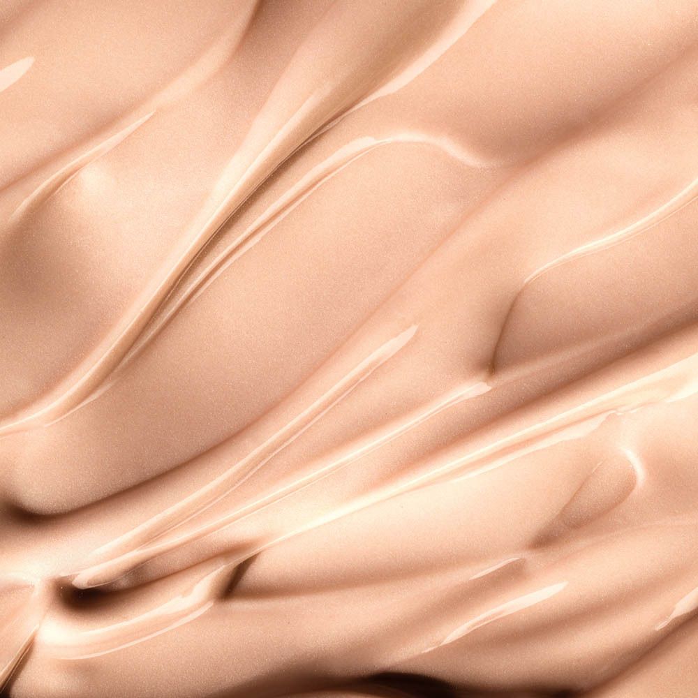 Gros plan d'une crème à texture ondulée. Teinte : beige clair.