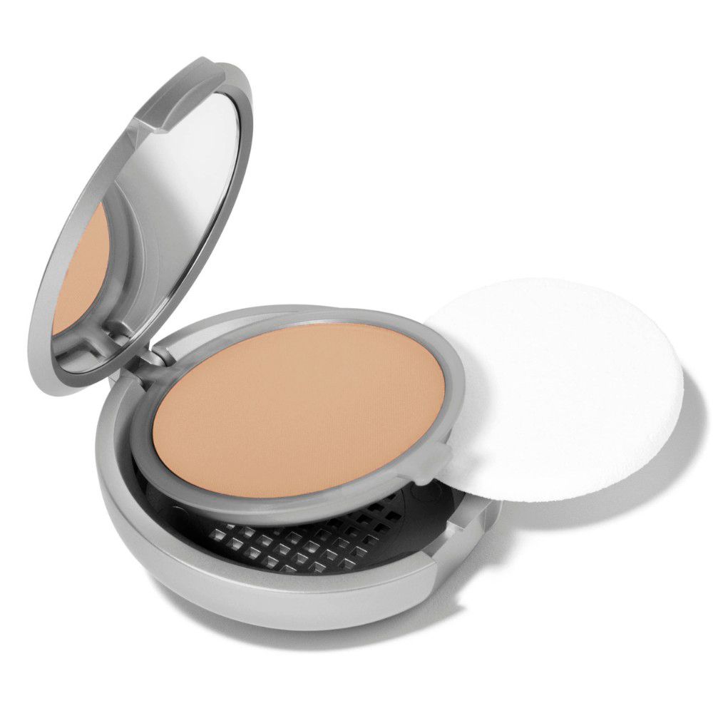 Open zilverkleurige poeder compact met spiegel en spons. Beige poeder.