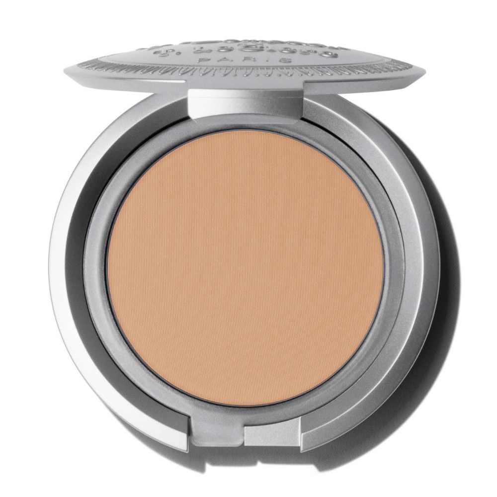 Open zilverkleurige poeder compact. Beige poeder.
