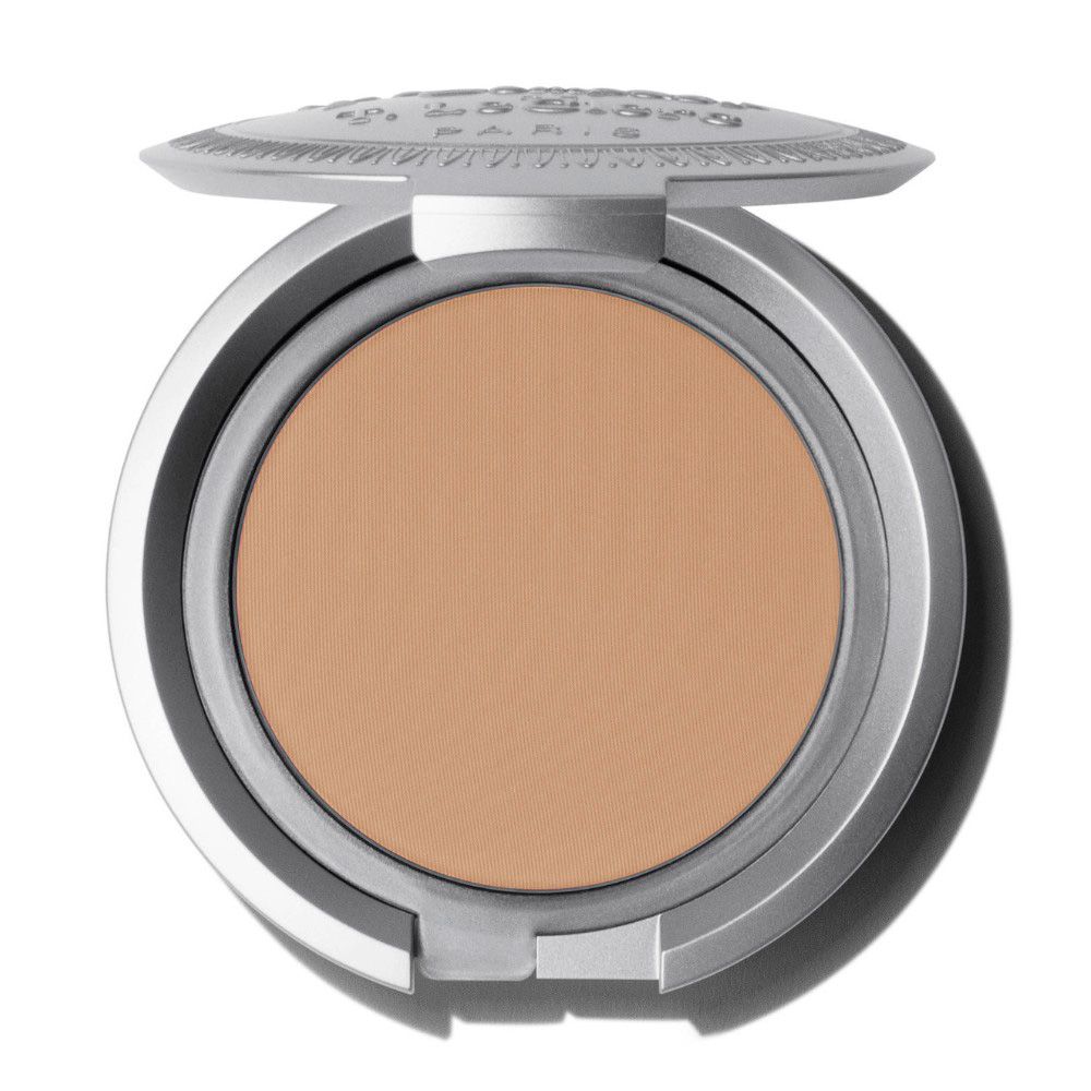 Ronde zilverkleurige compactpoeder met beige poeder. Deksel open.
