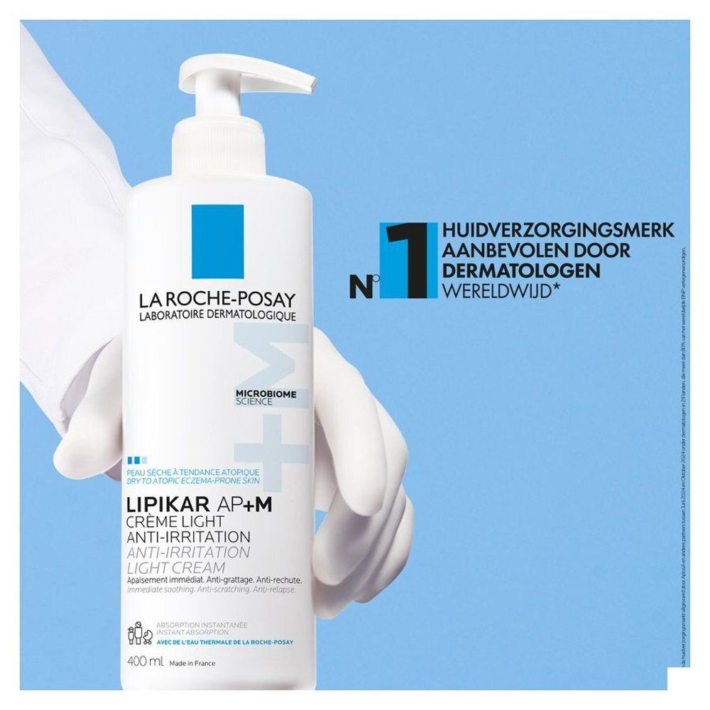 Personne tenant un flacon. La Roche-Posay, Lipikar AP+M Crème Light. Texte : Recommandé par les dermatologues.