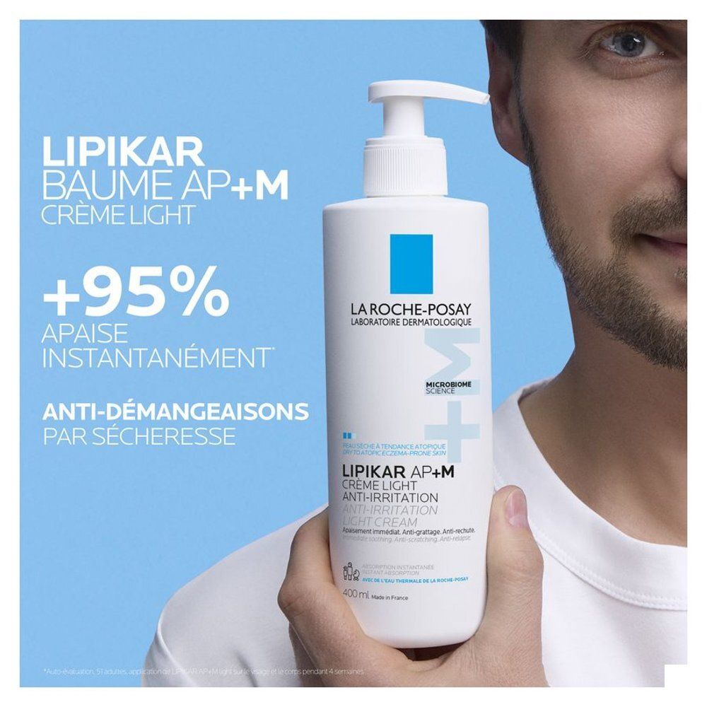 Homme tenant un flacon. La Roche-Posay, Lipikar Baume AP+M Crème Light. Texte : +95% soulagement instantané.