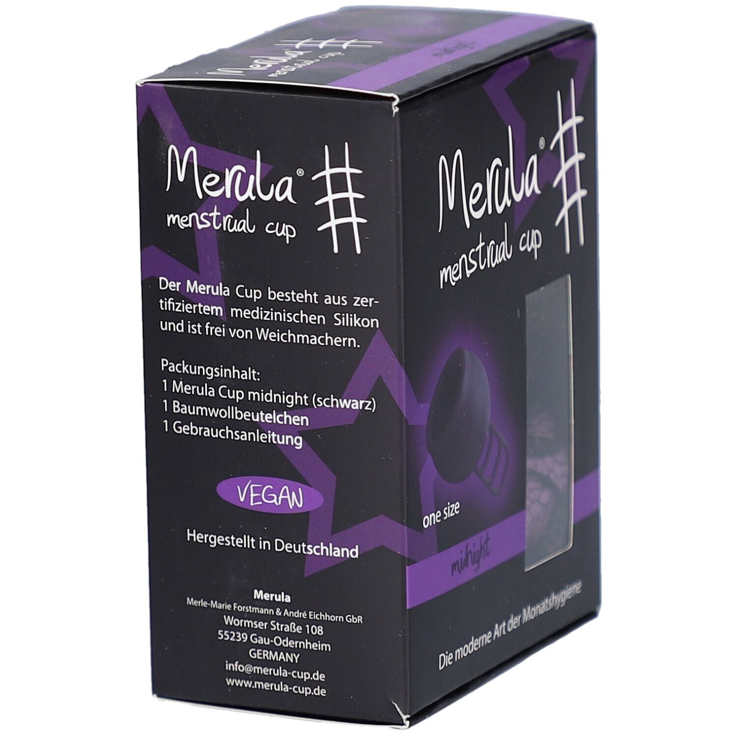 Schwarze Box mit Text: Merula menstrual cup. Enthält: Merula Cup midnight, Baumwollbeutel, Anleitung. Vegan.