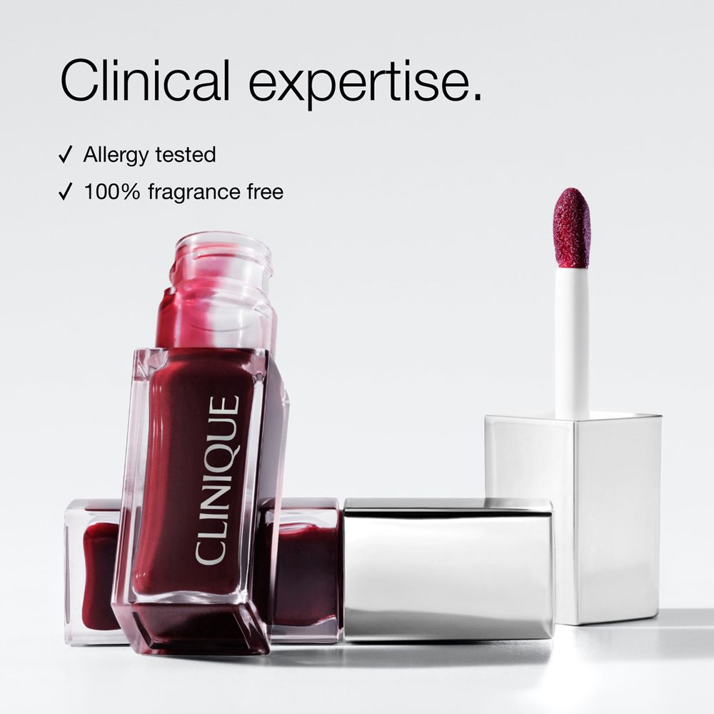 Geöffnete Flaschen Clinique Pop™ Lip + Cheek Oil. Text: Klinische Expertise. Allergiegetestet. 100% parfümfrei.
