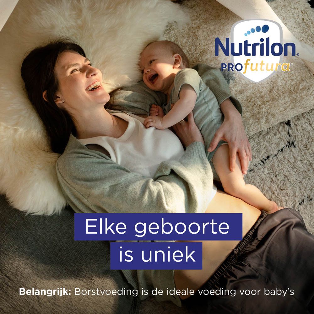 Vrouw ligt met lachende baby op schapenvacht. "Nutrilon PROFUTURA" logo rechtsboven.