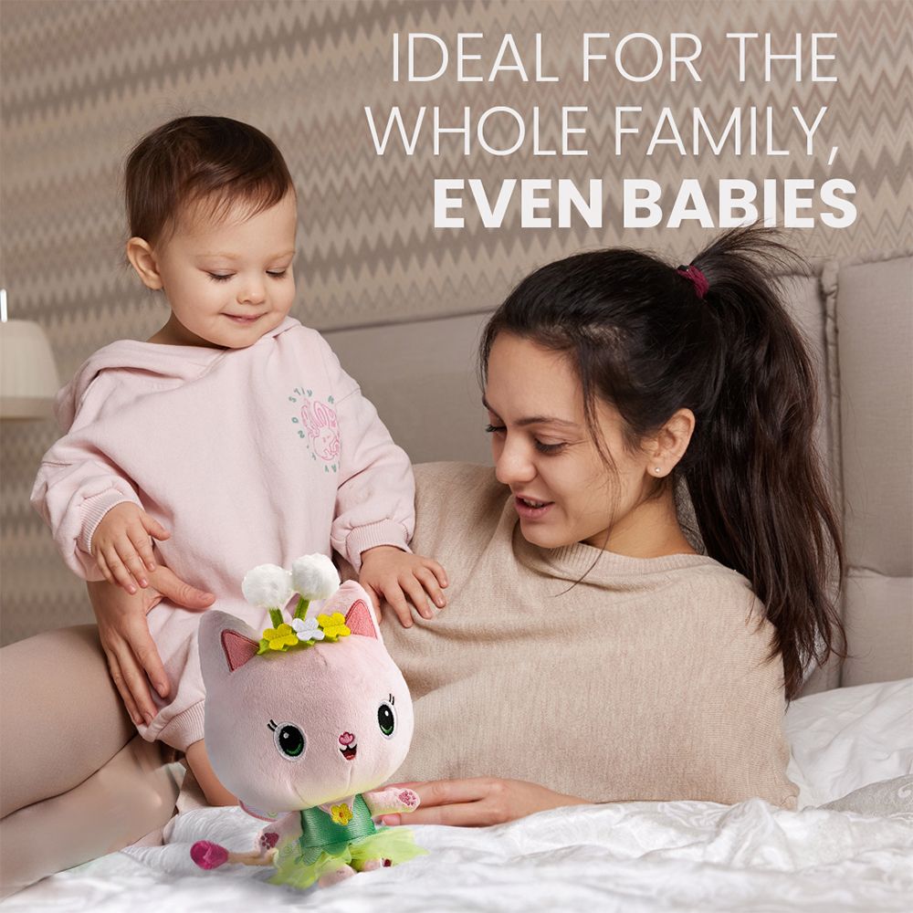 Frau mit Baby auf dem Arm, die eine Plüschkatze hält. Text: Ideal für die ganze Familie, auch für Babys.