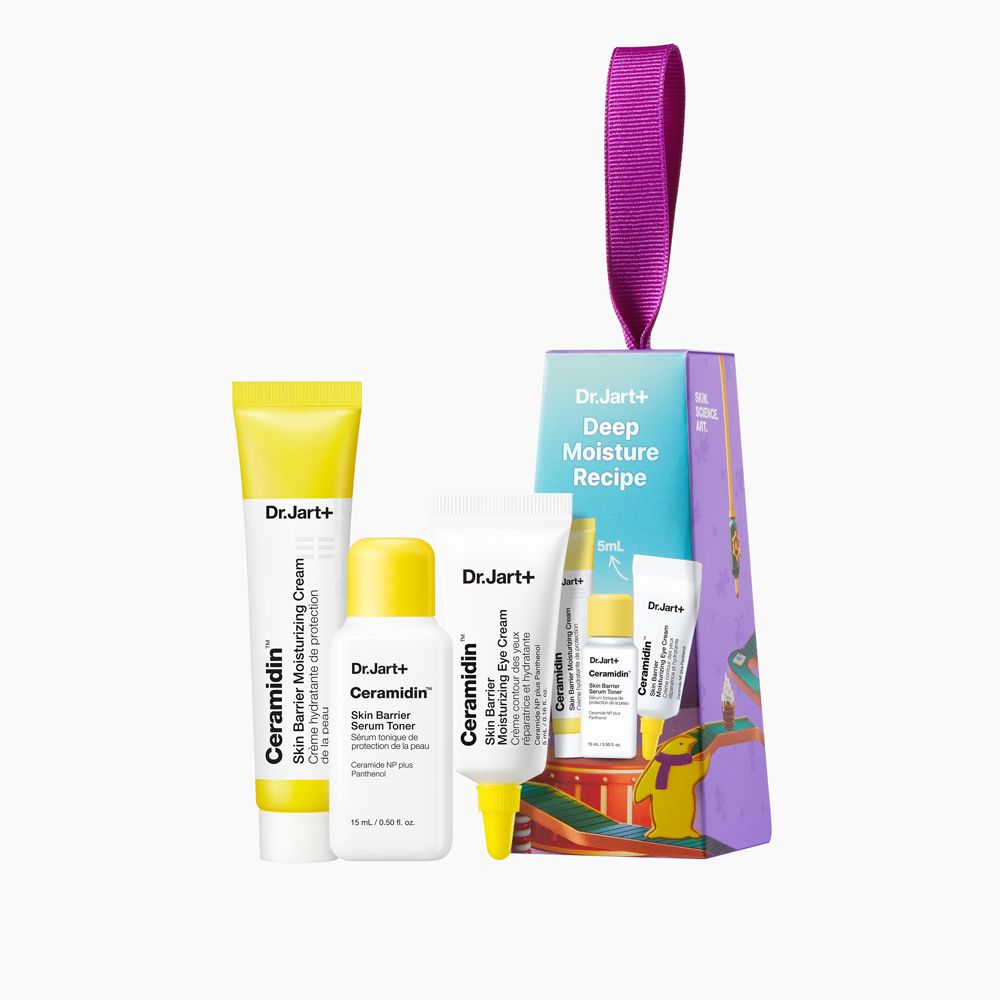 Geschenkset mit Hautpflegeprodukten. Enthält Cremes und eine Verpackung mit lila Schleife. Aufschrift: Dr. Jart+ Deep Moisture Recipe.
