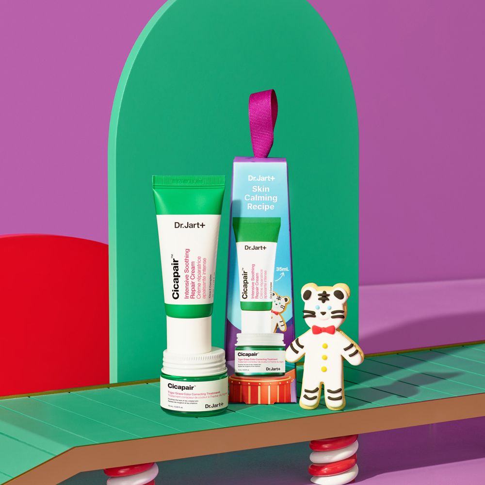 Geschenkset mit grünen Tuben und Tiegeln. Lila Verpackung mit Aufdruck. Aufschrift: Dr. Jart+ Skin Calming Recipe.