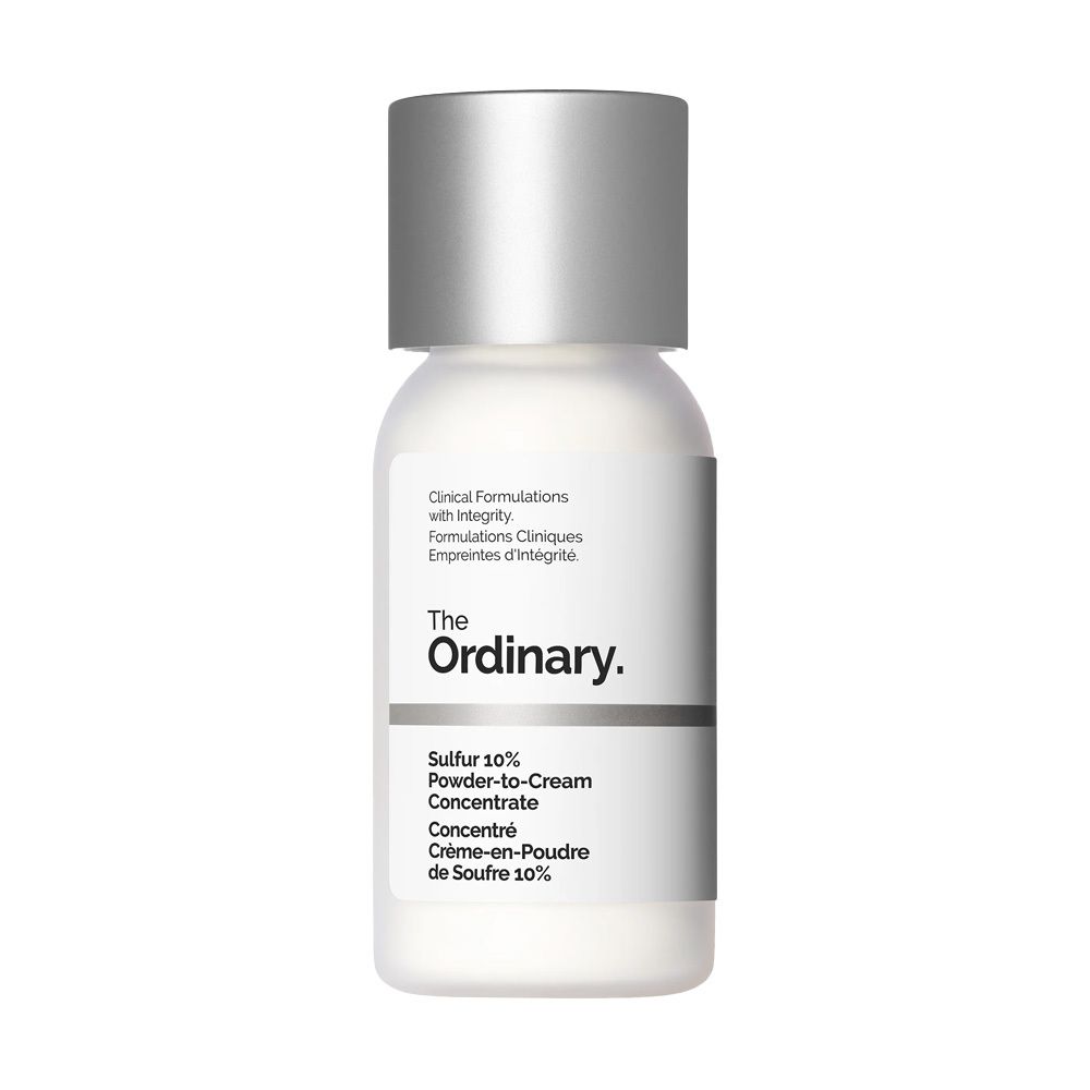 Weiße Flasche mit silbernem Deckel. Aufschrift: The Ordinary. Produktname und weitere Informationen.