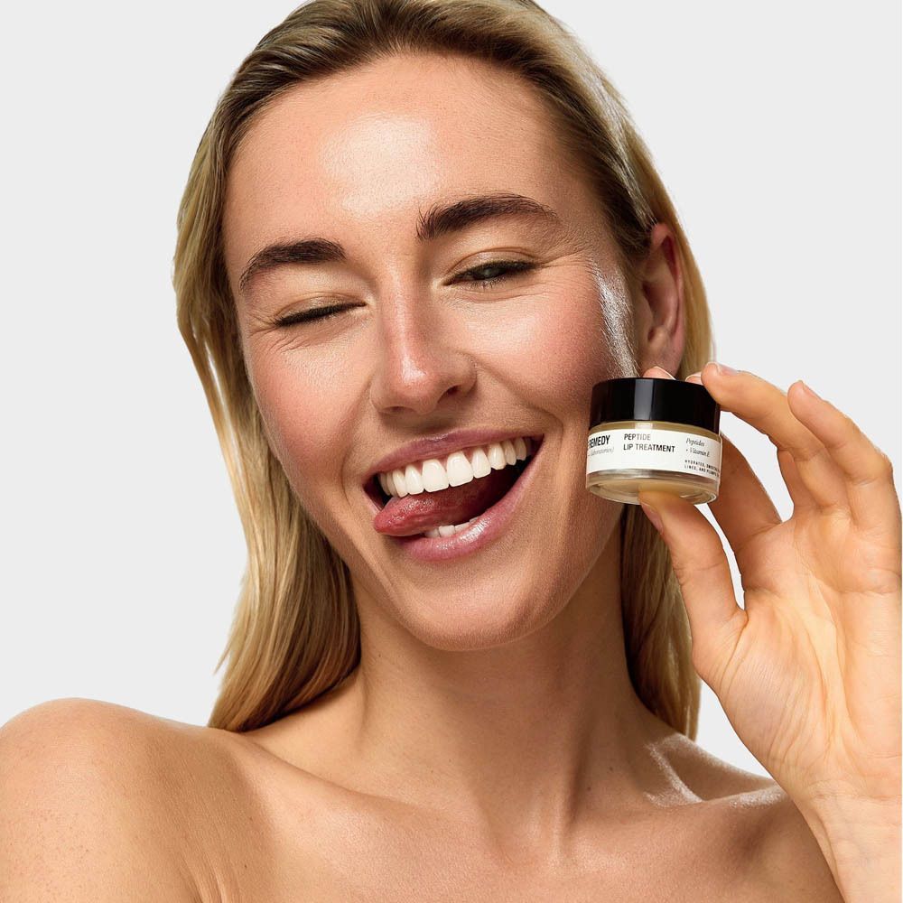 Lippen van een persoon. De lippen zijn bedekt met een product.