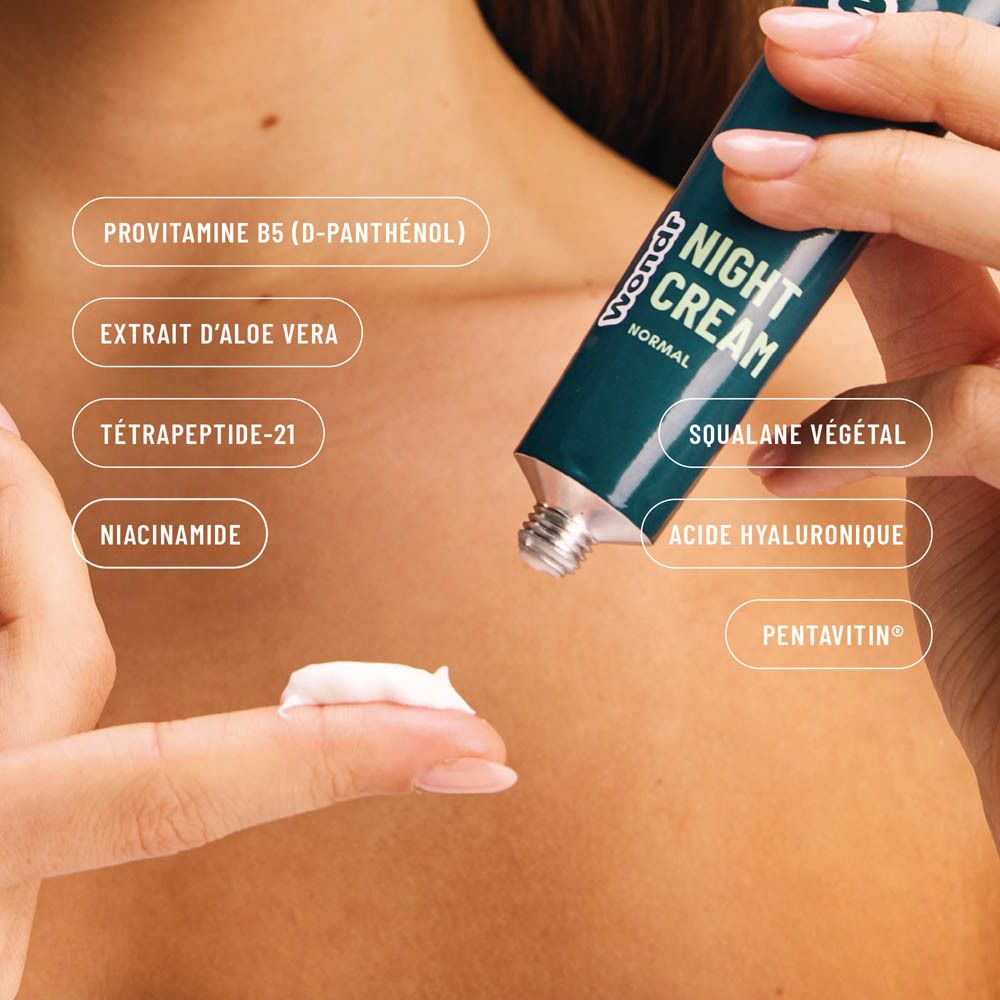 Femme appliquant de la crème, tube avec texte "Night Cream".