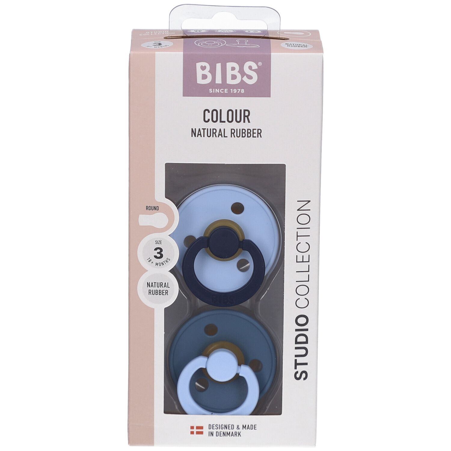 Verpackung mit zwei Schnullern. Marke BIBS, Schriftzug "COLOUR NATURAL RUBBER". Sichtfenster mit blauen Schnullern.