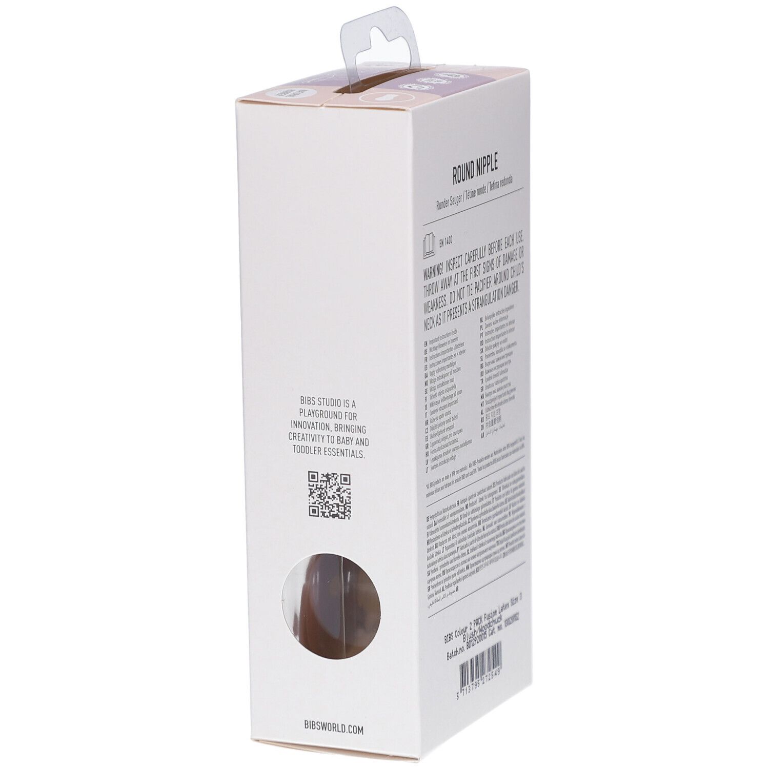 Seitenansicht der Verpackung. Text und QR-Code. Sichtfenster zeigt Schnuller. Hergestellt in Dänemark.