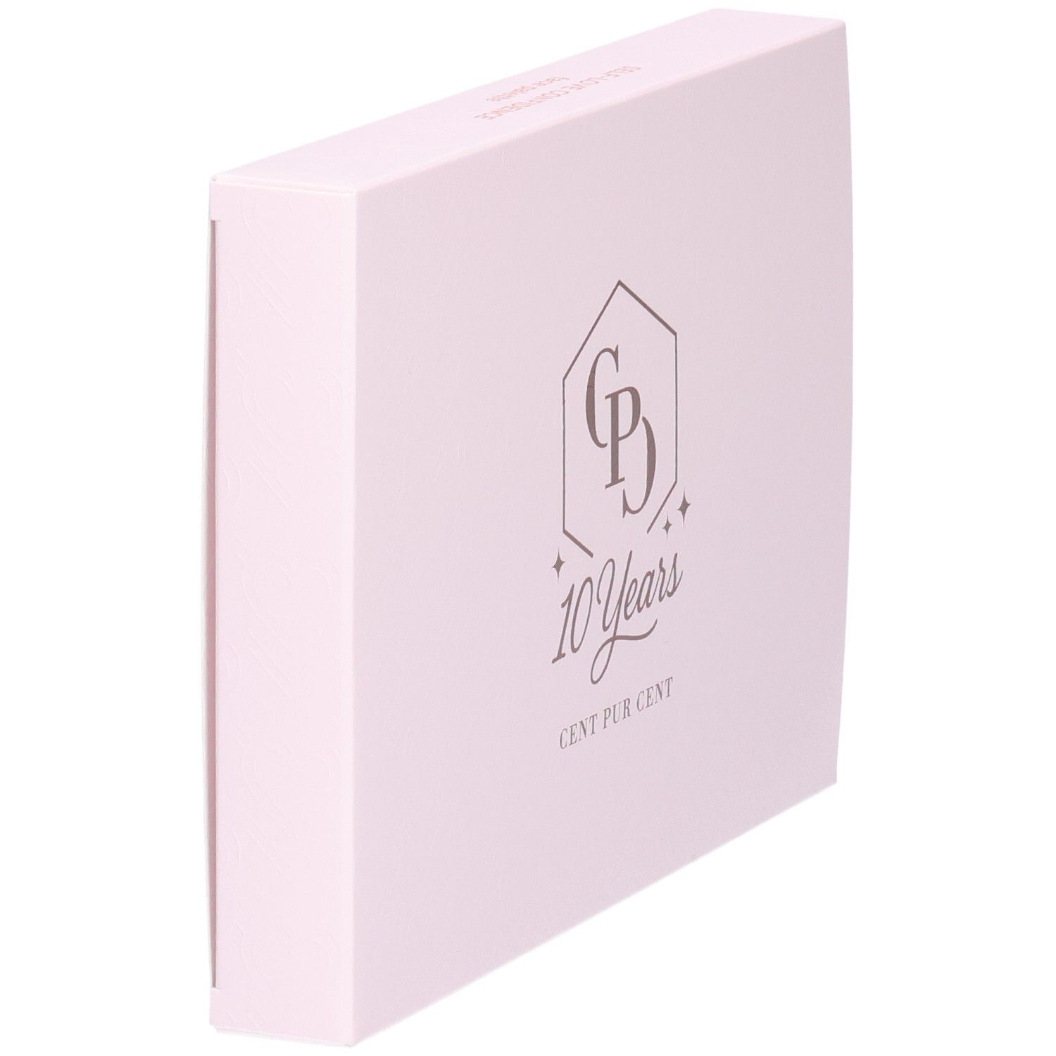 Schrägansicht einer rosa Verpackung. Logo: CP in einem Sechseck, darunter "10 Years" und "CENT PUR CENT".