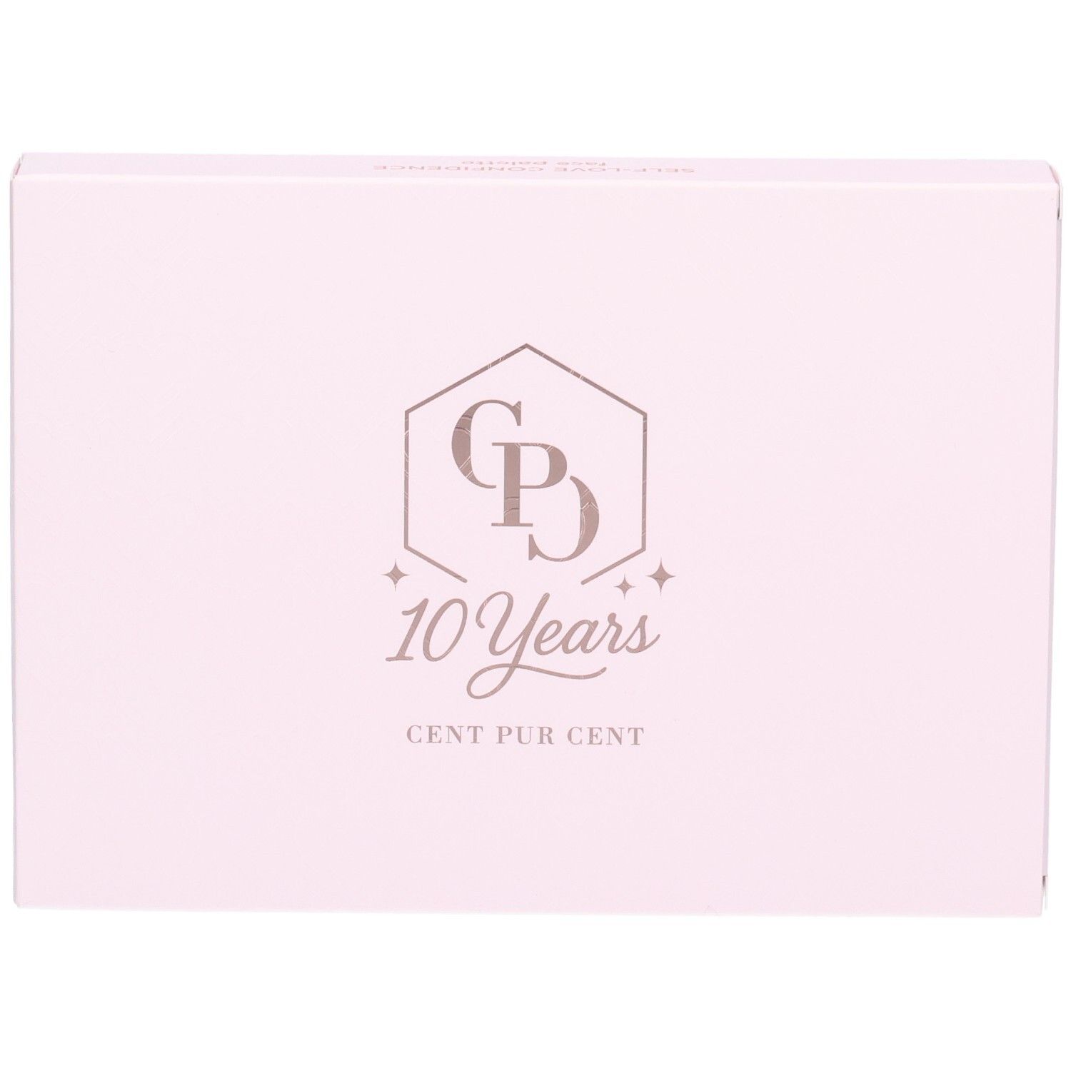 Rosa Verpackung mit Logo und Schriftzug. Logo: CP in einem Sechseck, darunter "10 Years" und "CENT PUR CENT".