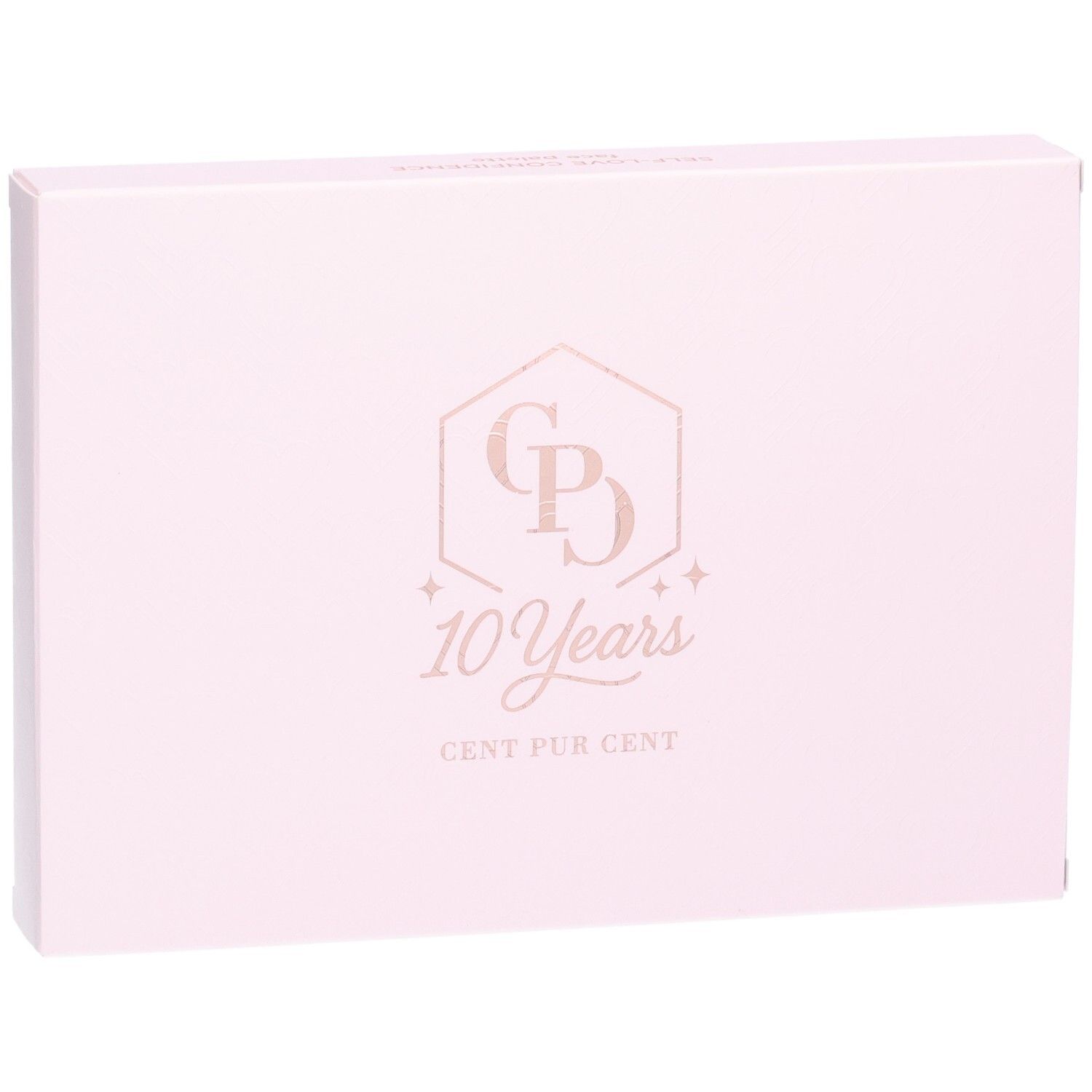 Rosa Verpackung mit Logo und Schriftzug. Logo: CP in einem Sechseck, darunter "10 Years" und "CENT PUR CENT".