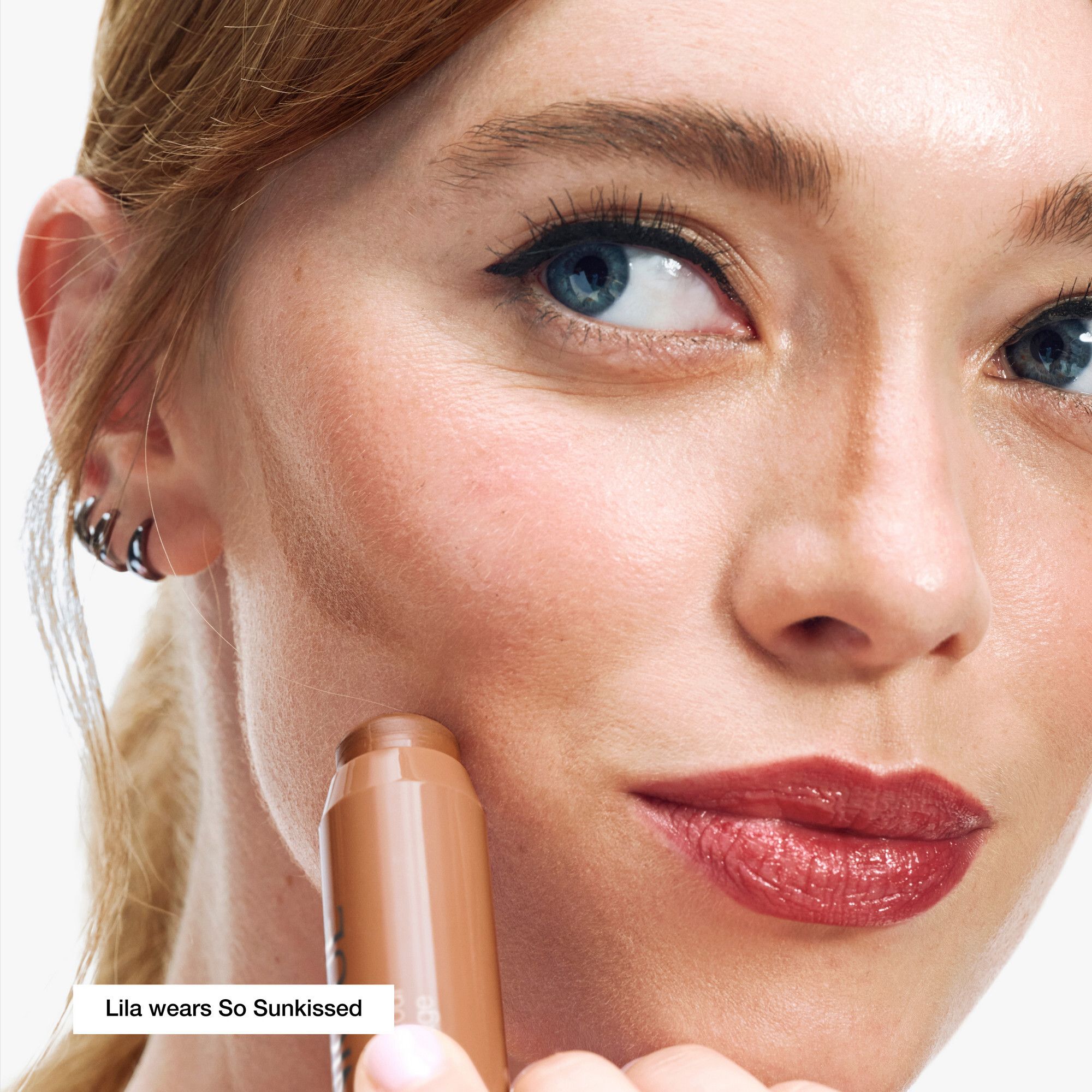 Frau mit Clinique Chubby Stick™ Contour, So Sunkissed. Konturierung am Gesicht.