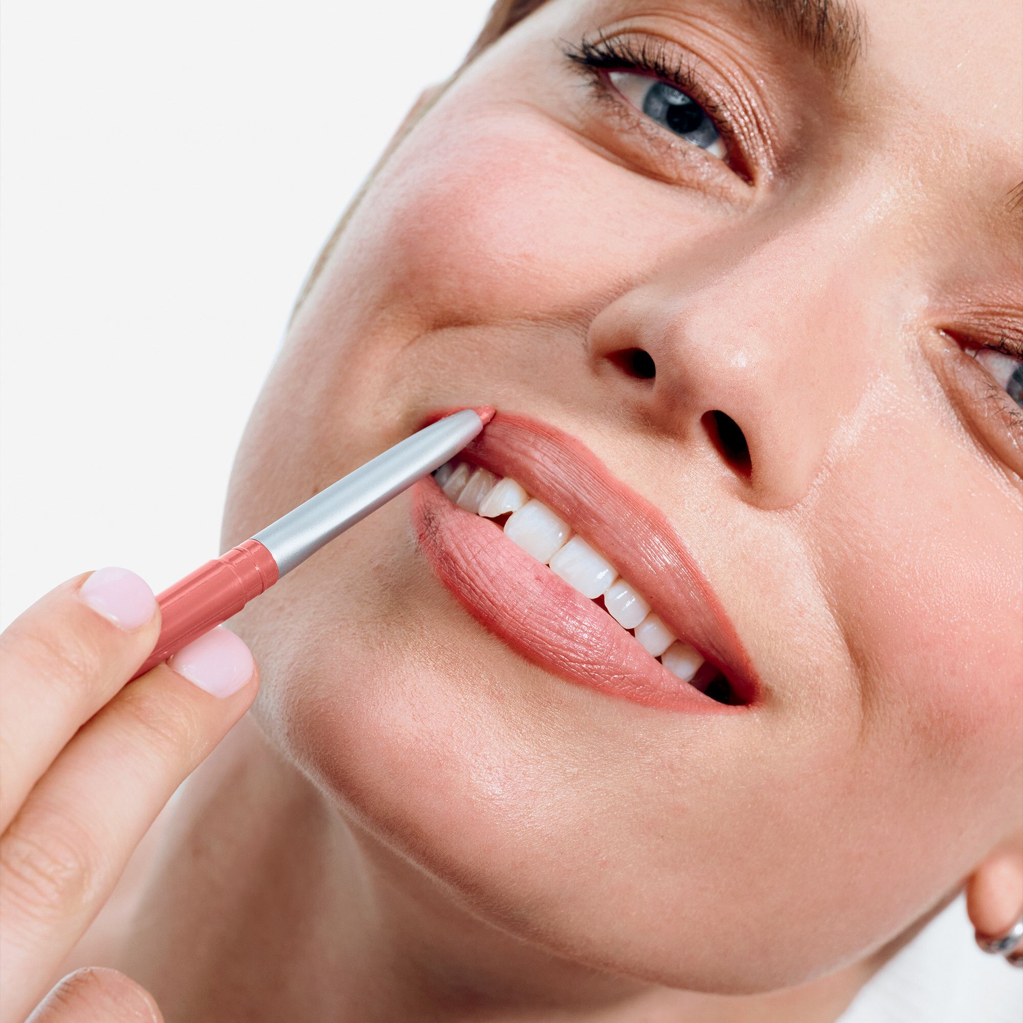 Frau trägt Clinique Quickliner™ For Lips auf. Nahaufnahme, Produkt in Anwendung.