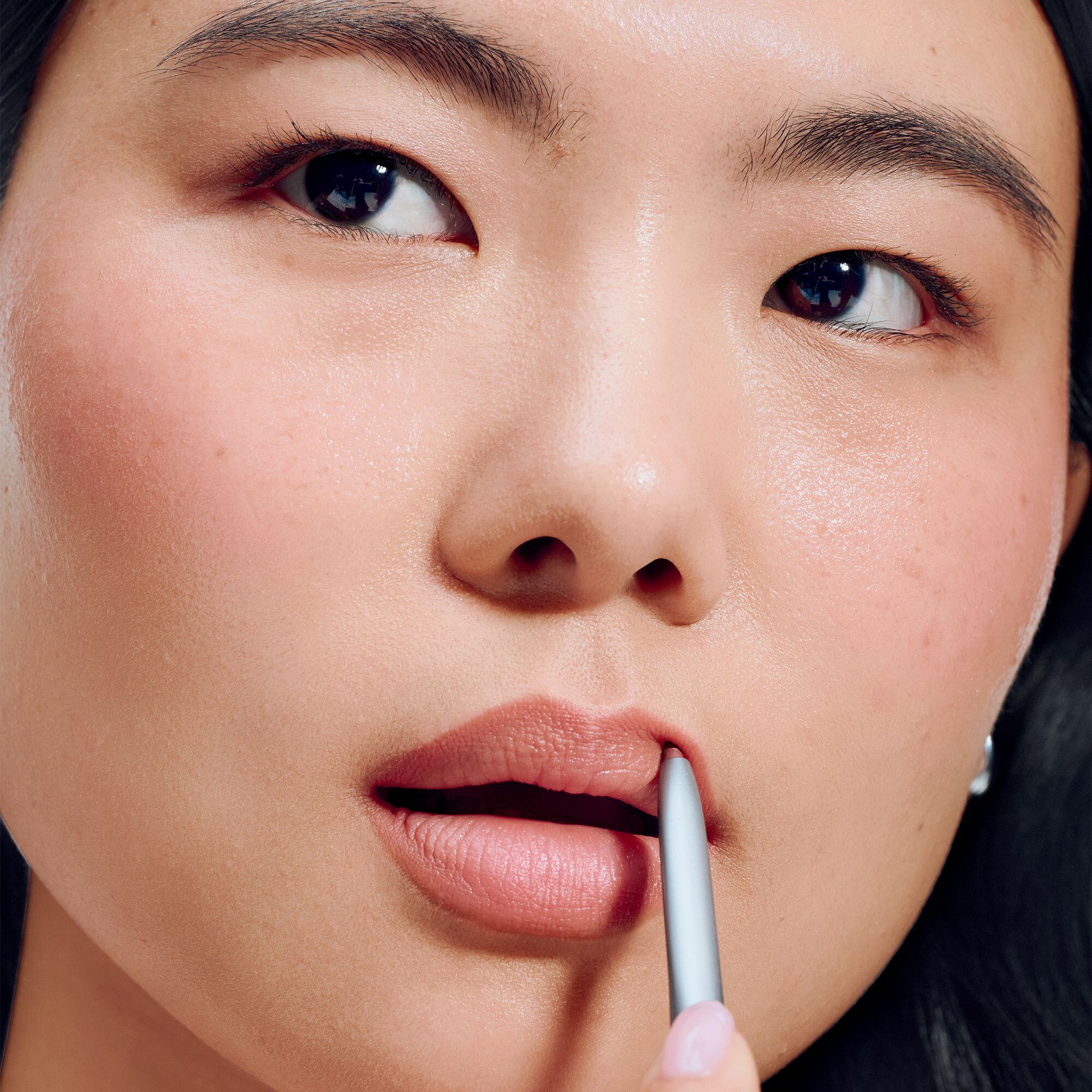 Nahaufnahme einer Frau, die Clinique Quickliner™ For Lips verwendet. Produkt in Anwendung.