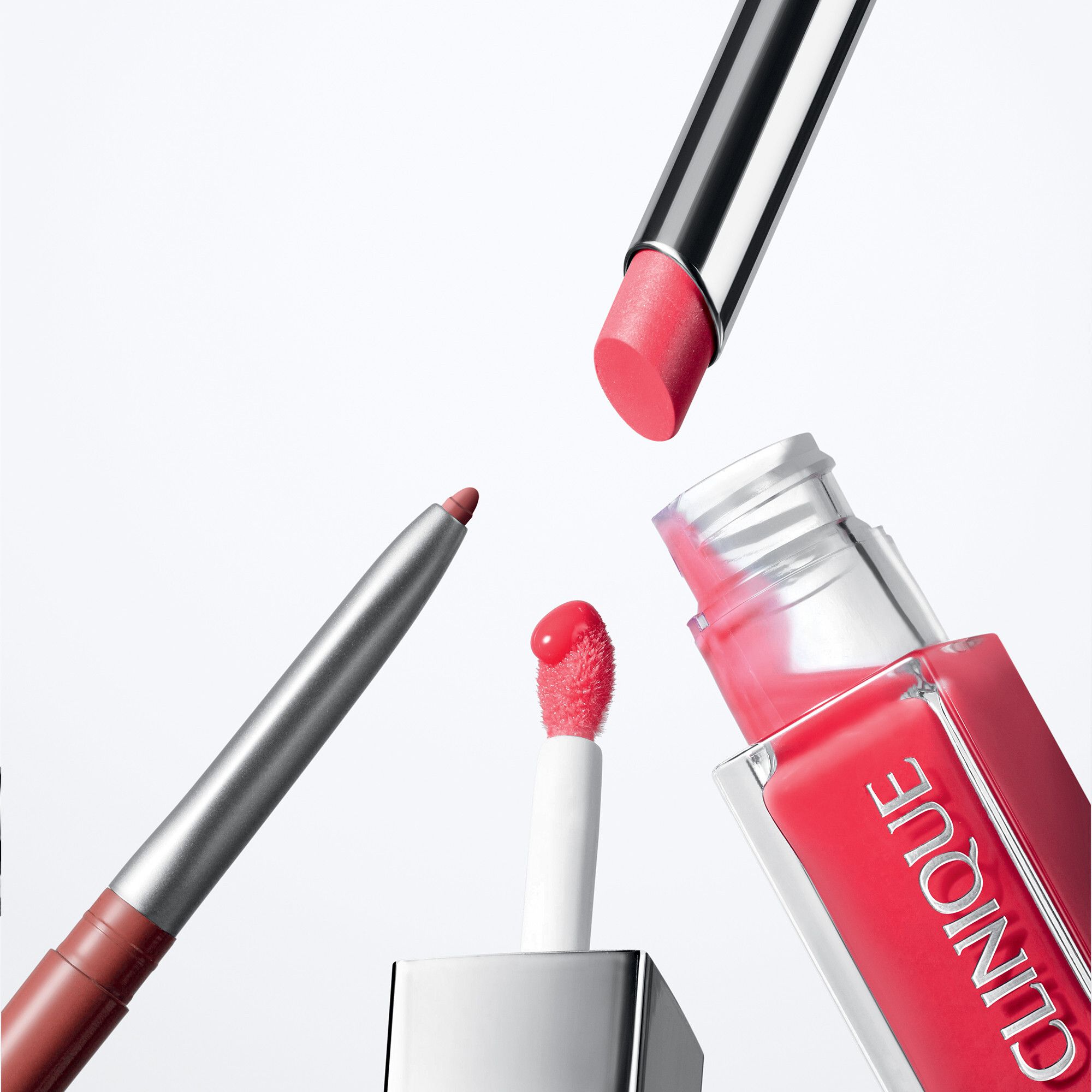 Clinique-Produkte: Lippenstift, Lipgloss und Quickliner™. Verschiedene Formen und Farben.