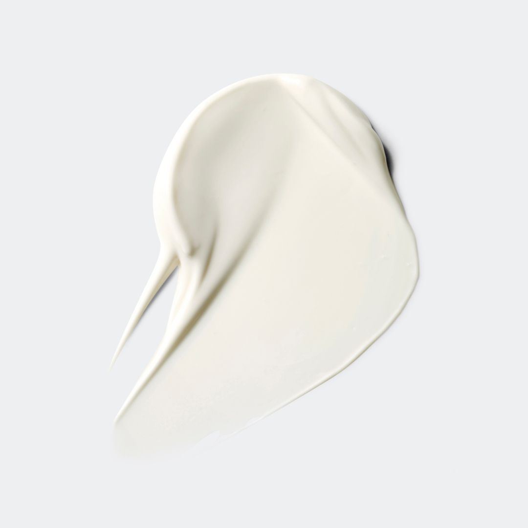 Klecks Sonnencreme. Weiße, cremige Textur. Auf hellem Hintergrund.